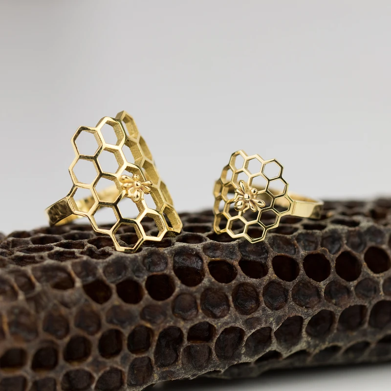 Μodern gold ring with a gold-plated beehive-shaped motif on which stands a gold-plated beehive