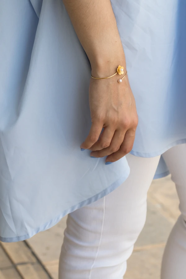 Open bangle bracelet with flower - Photo 2