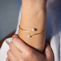 Open bangle bracelet with pearls - Photo 1