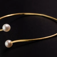 Open bangle bracelet with pearls - Photo 3