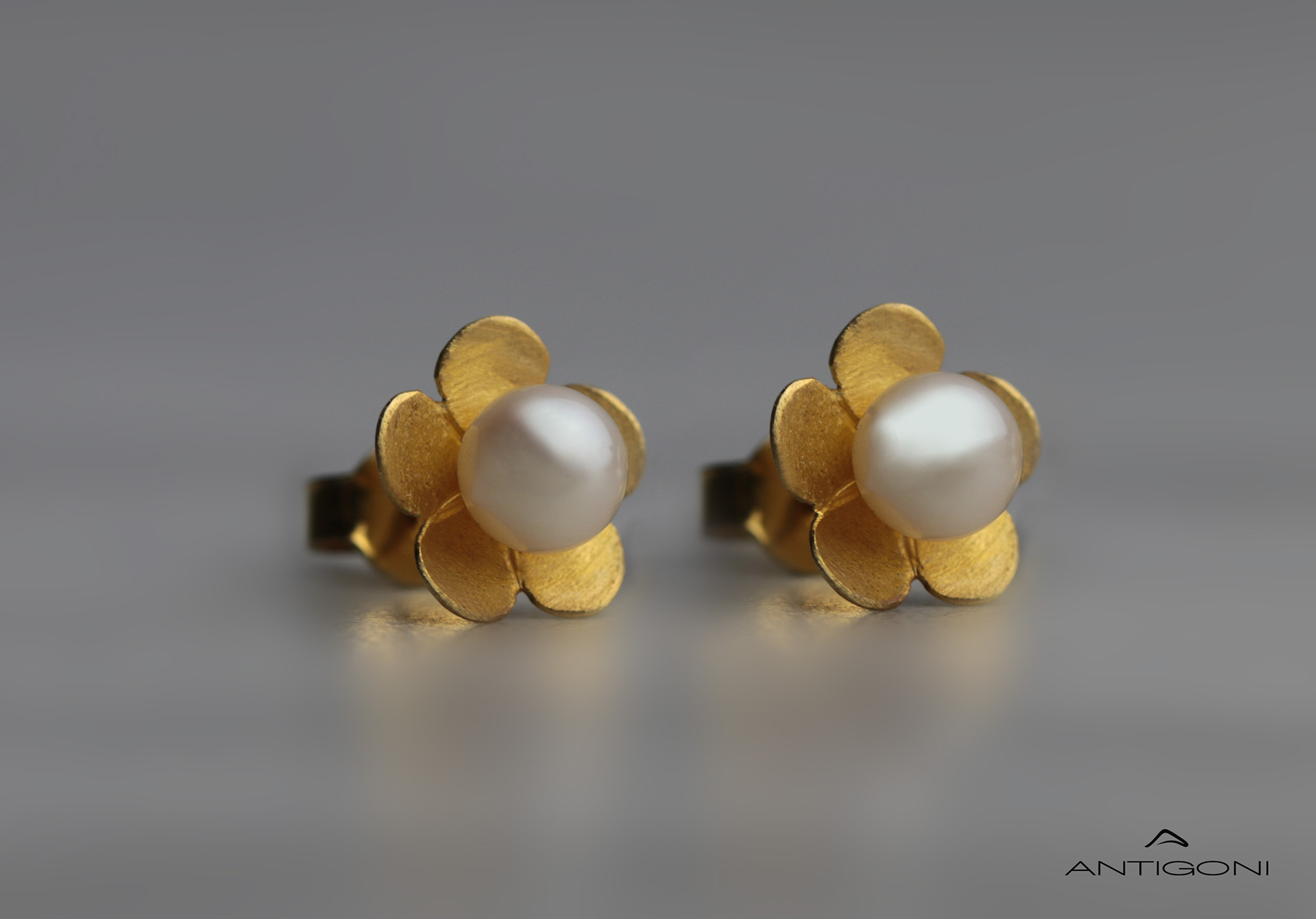 Flowery earrings with pearls
