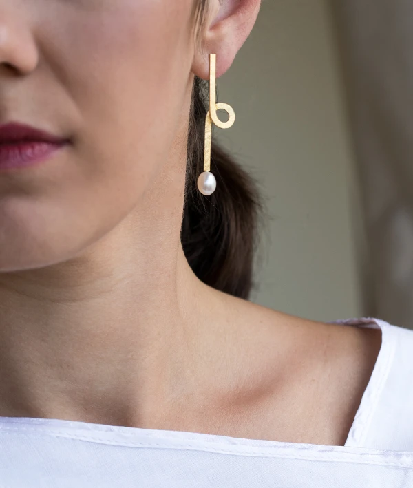 Dangle earrings with pearl