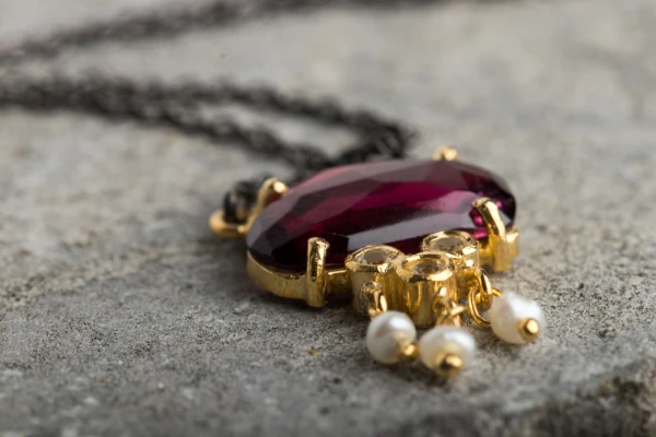 Vintage necklace with burgundy stone - Photo 4