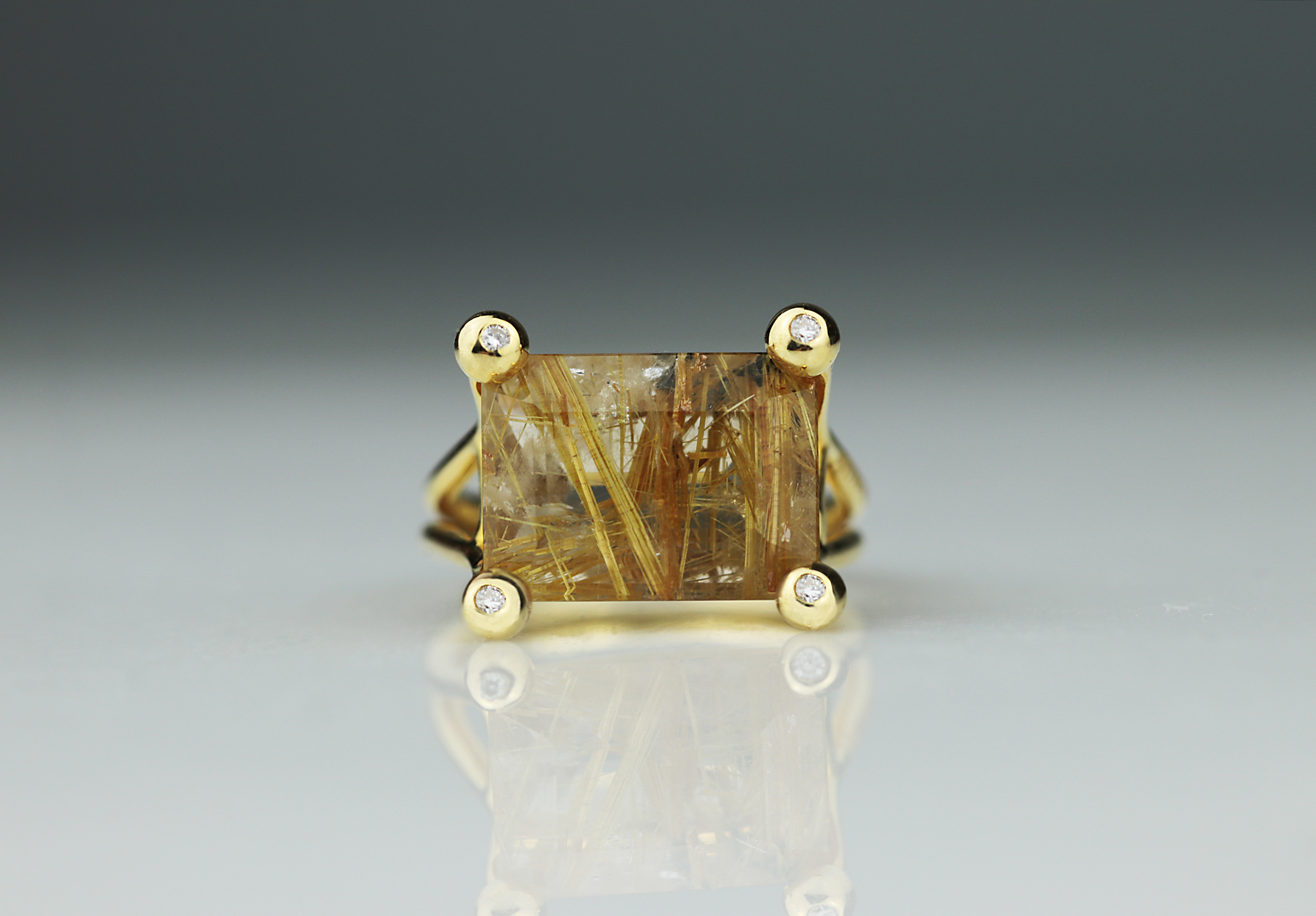 Ring with quartz