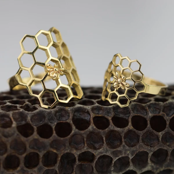 BEE ring with large beehive