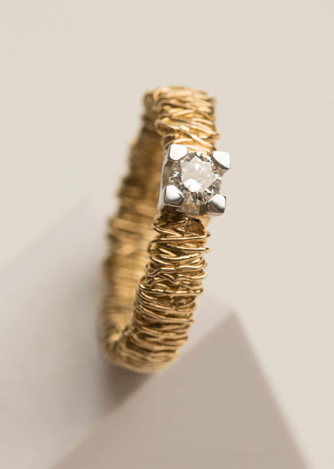 Wire-style solitaire ring