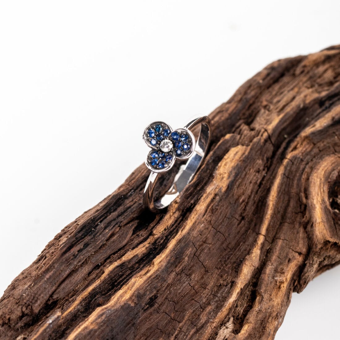 Δαχτυλίδι άνθος με ζαφείρια