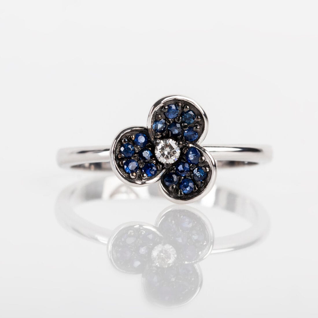 Δαχτυλίδι άνθος με ζαφείρια