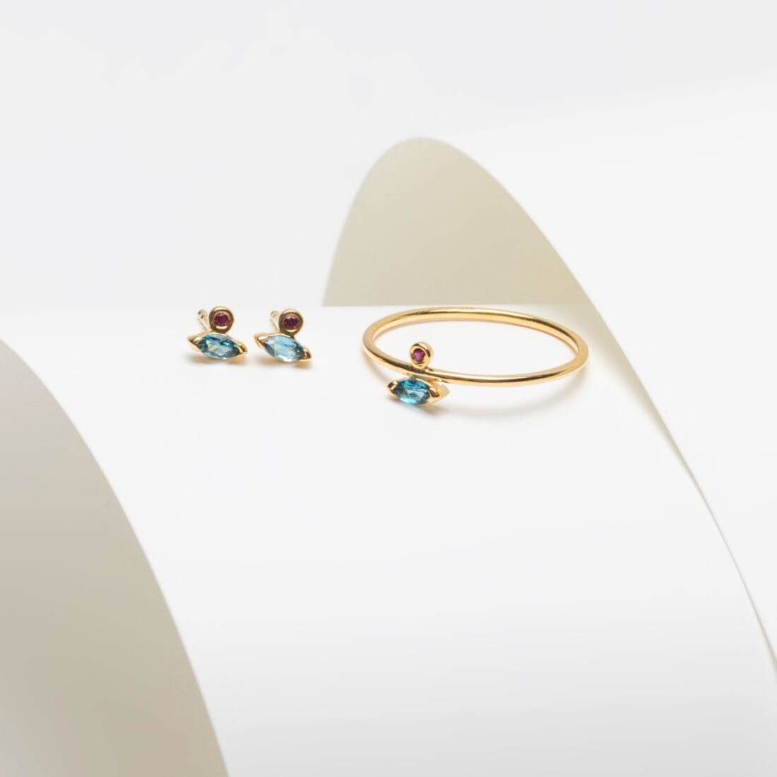 Δαχτυλίδι με ρουμπίνι και blue topaz