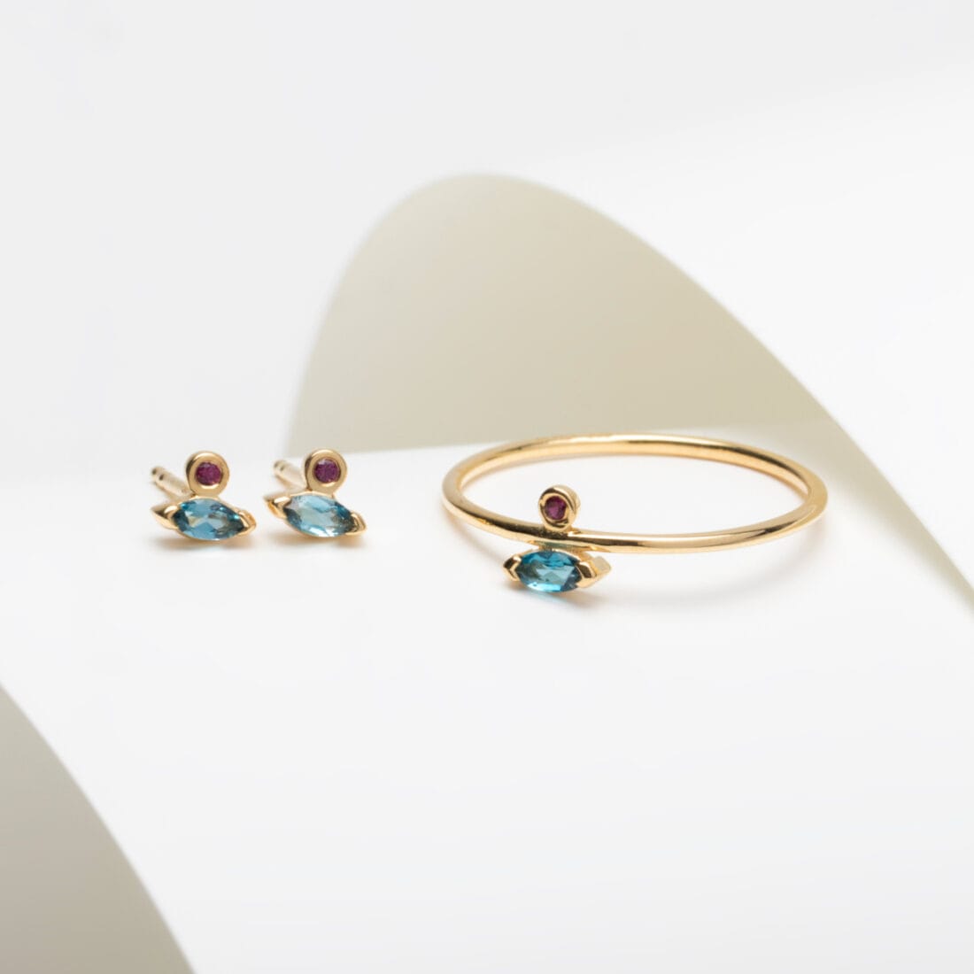 Δαχτυλίδι με ρουμπίνι και blue topaz