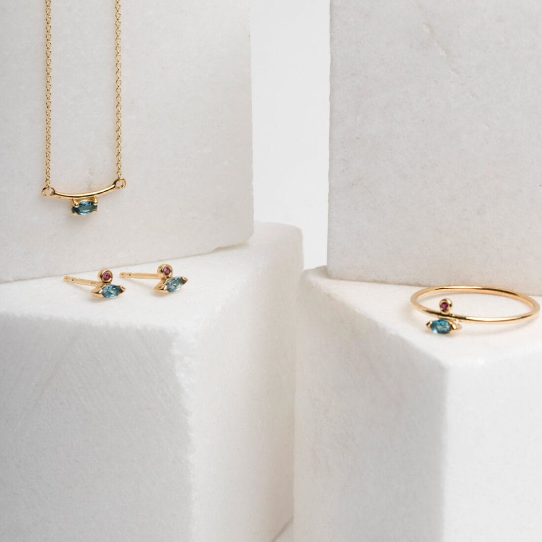 Δαχτυλίδι με ρουμπίνι και blue topaz