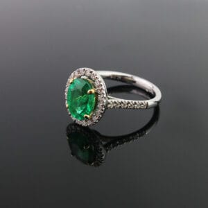 Δαχτυλίδι με οβάλ σμαράγδι