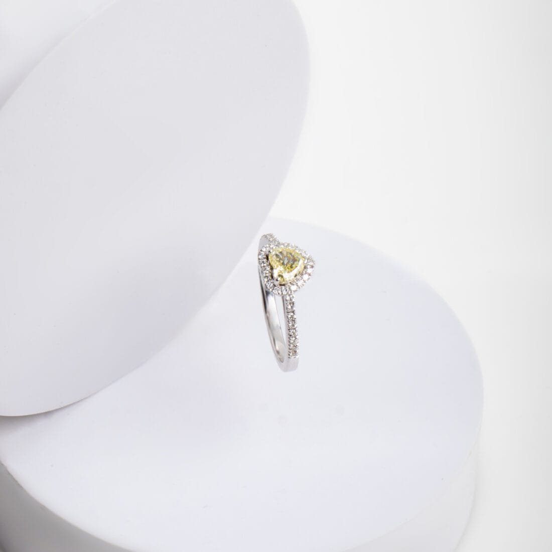 Δαχτυλίδι με κίτρινο διαμάντι σε σχήμα καρδιάς