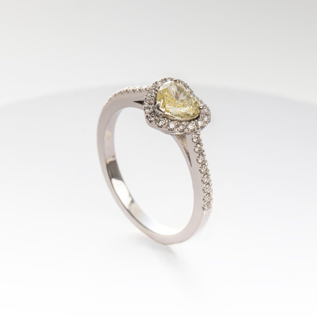 Δαχτυλίδι με κίτρινο διαμάντι σε σχήμα καρδιάς