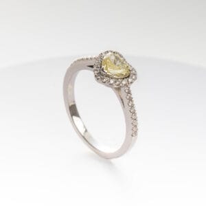 Δαχτυλίδι με κίτρινο διαμάντι σε σχήμα καρδιάς