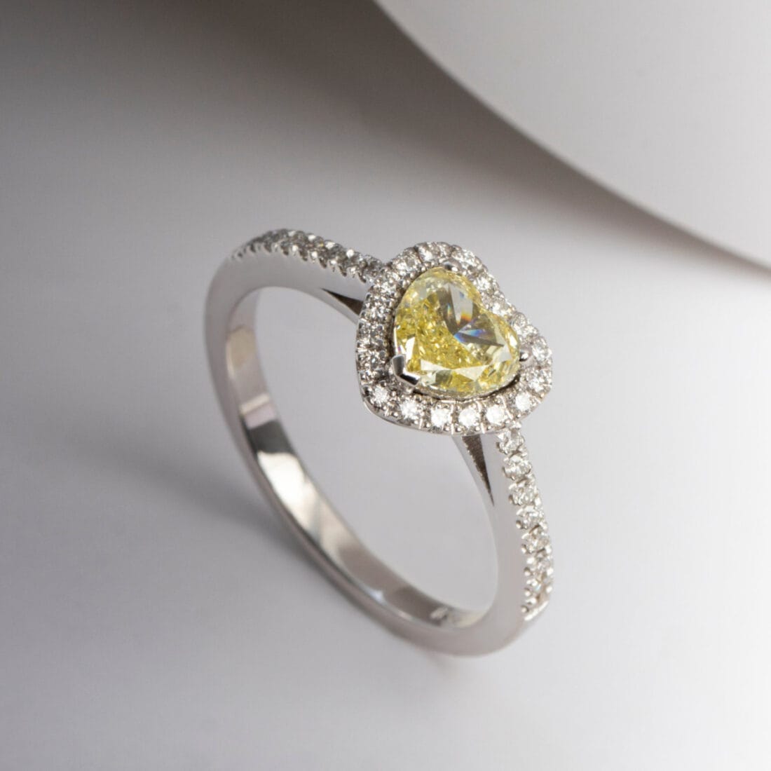 Δαχτυλίδι με κίτρινο διαμάντι σε σχήμα καρδιάς