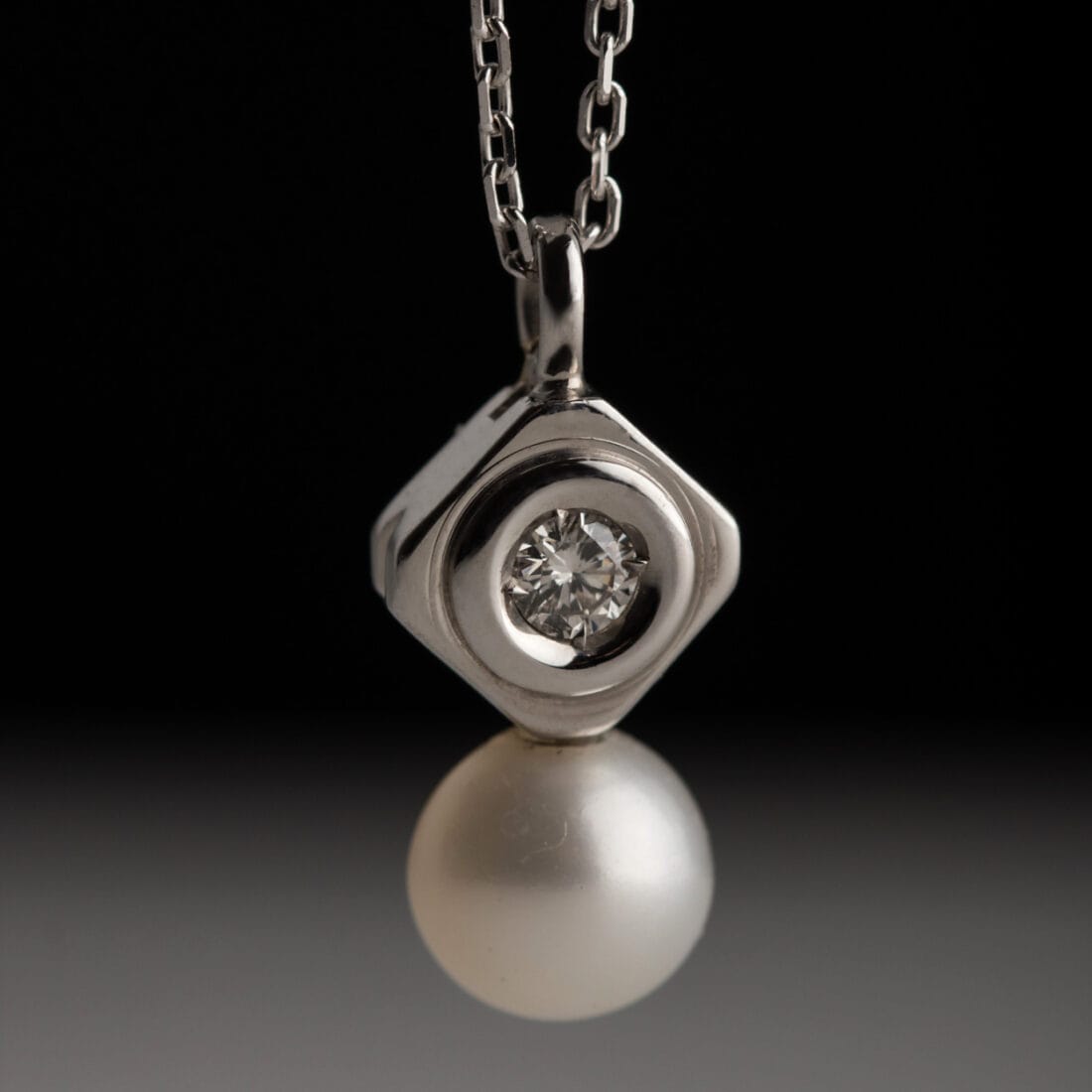 Μενταγιόν με διαμάντι και μαργαριτάρι