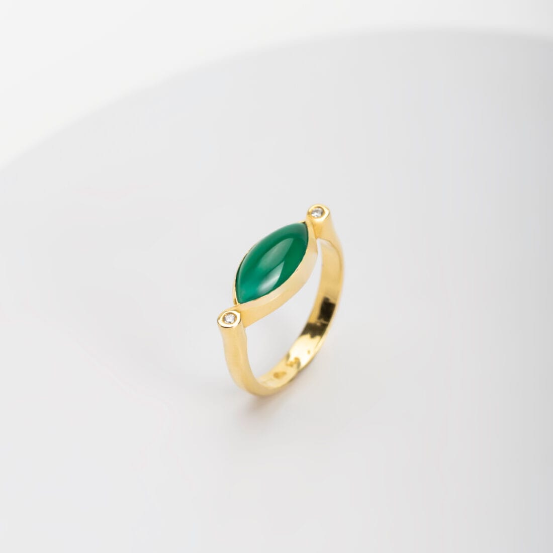 Δαχτυλίδι με πέτρα σε σχήμα marquise-ναβέτα και διαμάντια