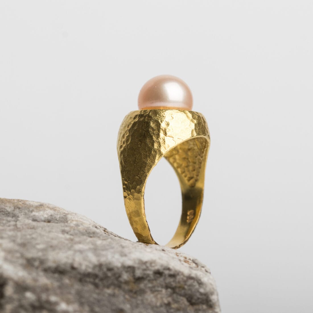 Δαχτυλίδι με ροζ μαργαριτάρι