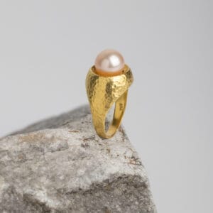 Δαχτυλίδι με ροζ μαργαριτάρι