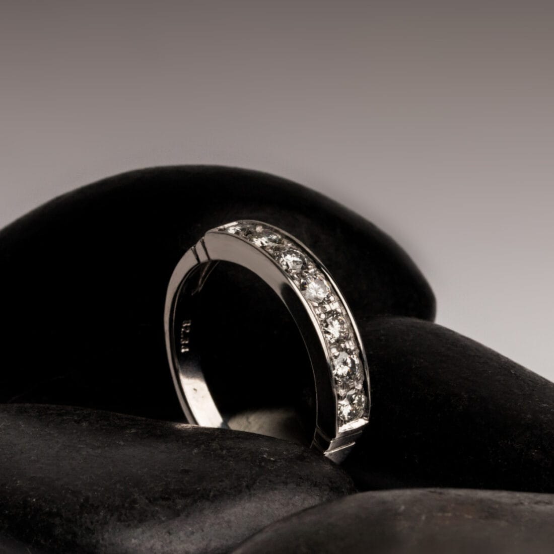 Μισόβερο δαχτυλίδι με διαμάντια