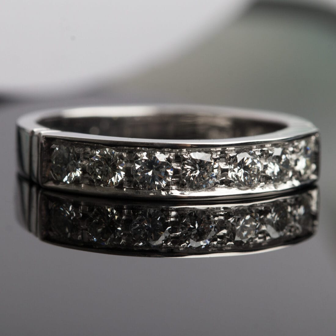 Μισόβερο δαχτυλίδι με διαμάντια