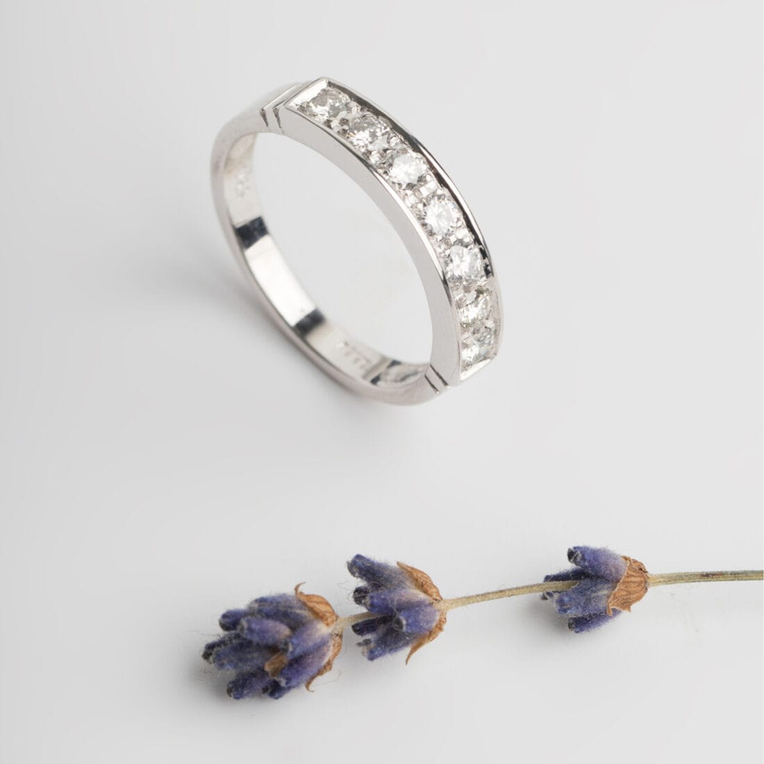 Μισόβερο δαχτυλίδι με διαμάντια