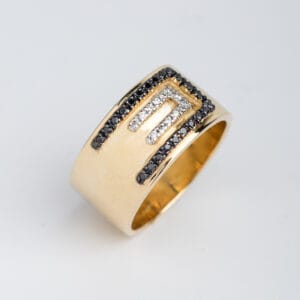 Επιβλητικό χρυσό δαχτυλίδι με λευκά και μαύρα διαμάντια