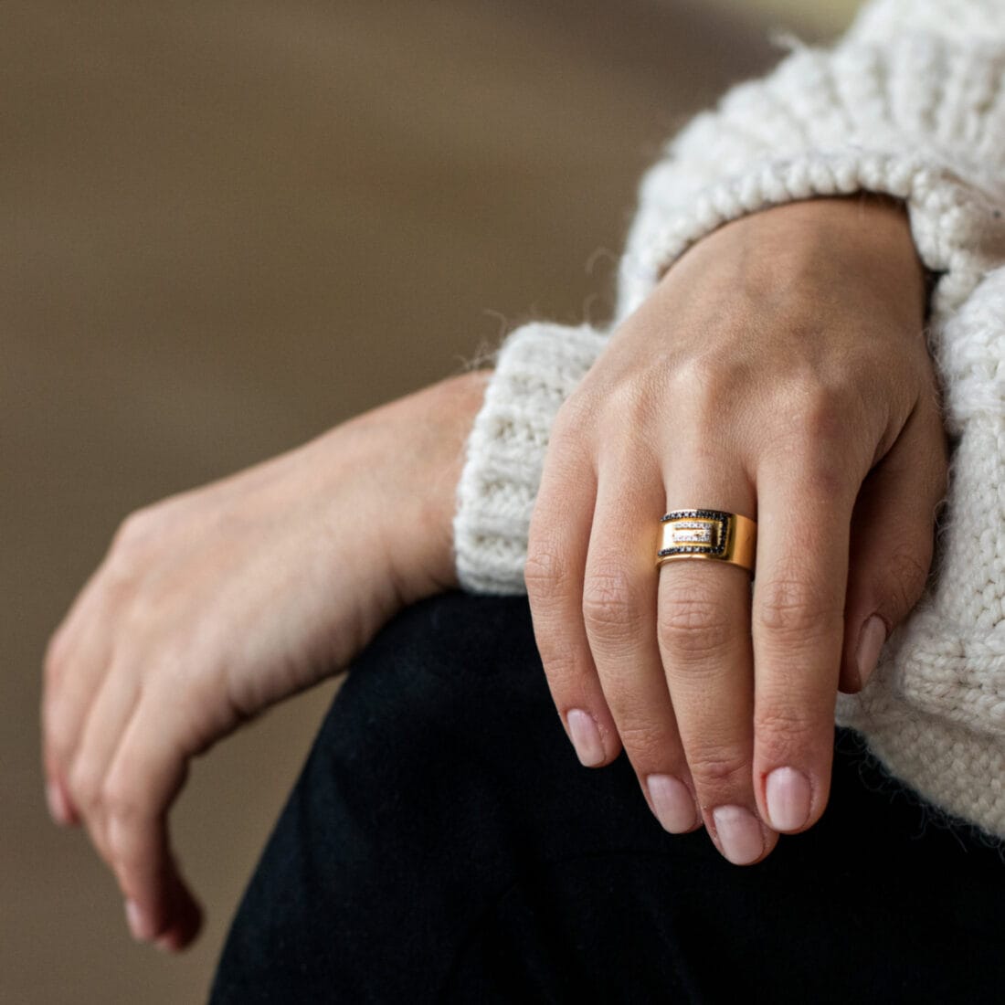 Επιβλητικό χρυσό δαχτυλίδι με λευκά και μαύρα διαμάντια