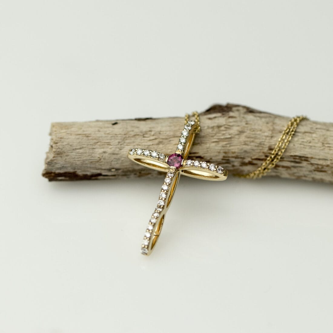 Σταυρός με μπριγιάν και ρουμπίνι