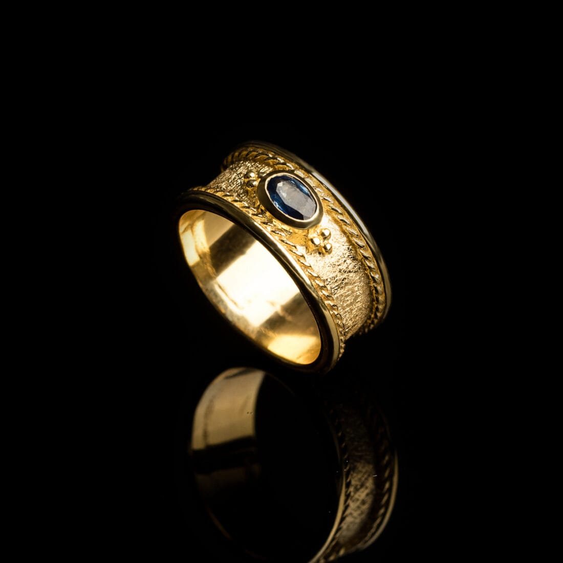 Χρυσό δαχτυλίδι σε βυζαντινή τεχνοτροπία