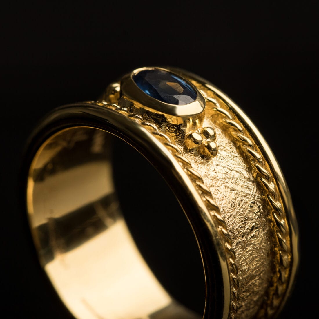 Χρυσό δαχτυλίδι σε βυζαντινή τεχνοτροπία