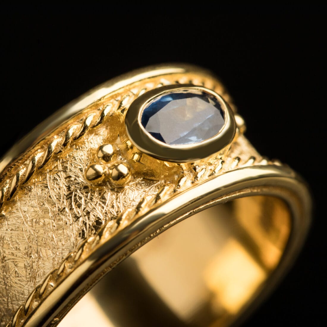 Χρυσό δαχτυλίδι σε βυζαντινή τεχνοτροπία