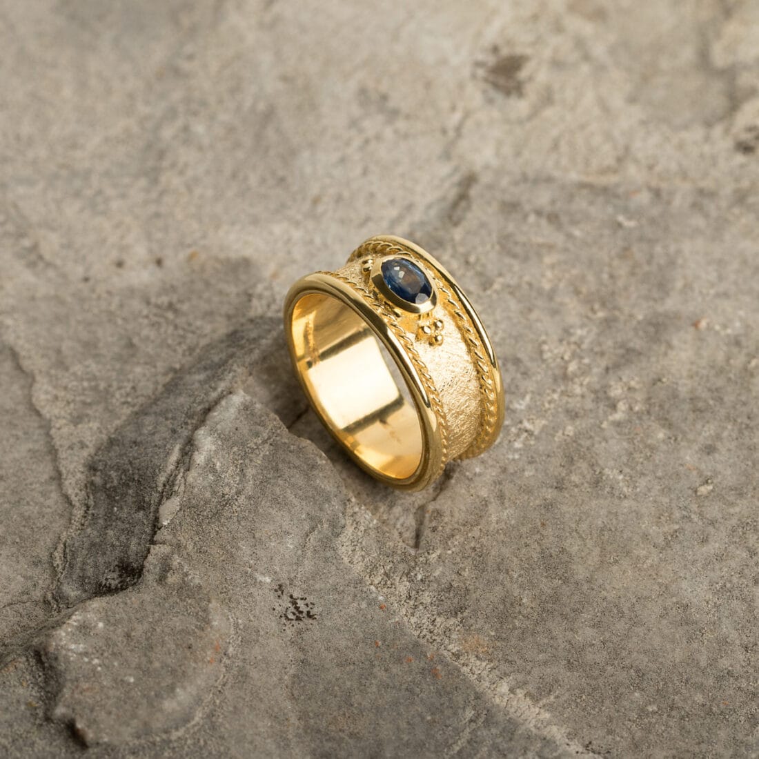 Χρυσό δαχτυλίδι σε βυζαντινή τεχνοτροπία