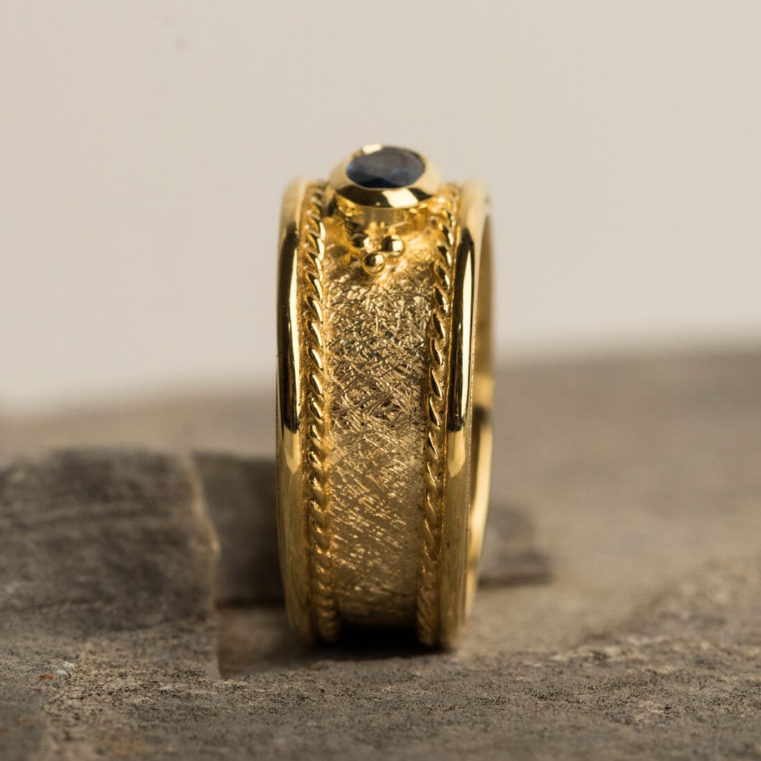 Χρυσό δαχτυλίδι σε βυζαντινή τεχνοτροπία