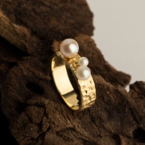 Σφυρήλατο δαχτυλίδι με μαργαριτάρια