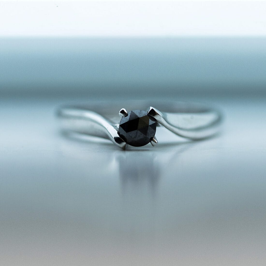 Μονόπετρο με μαύρο διαμάντι ή μπλε ζαφείρι ή λευκό Brilliant