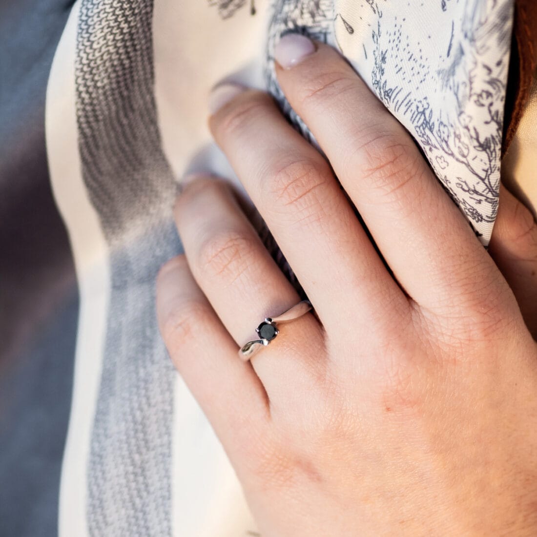 Μονόπετρο με μαύρο διαμάντι ή μπλε ζαφείρι ή λευκό Brilliant