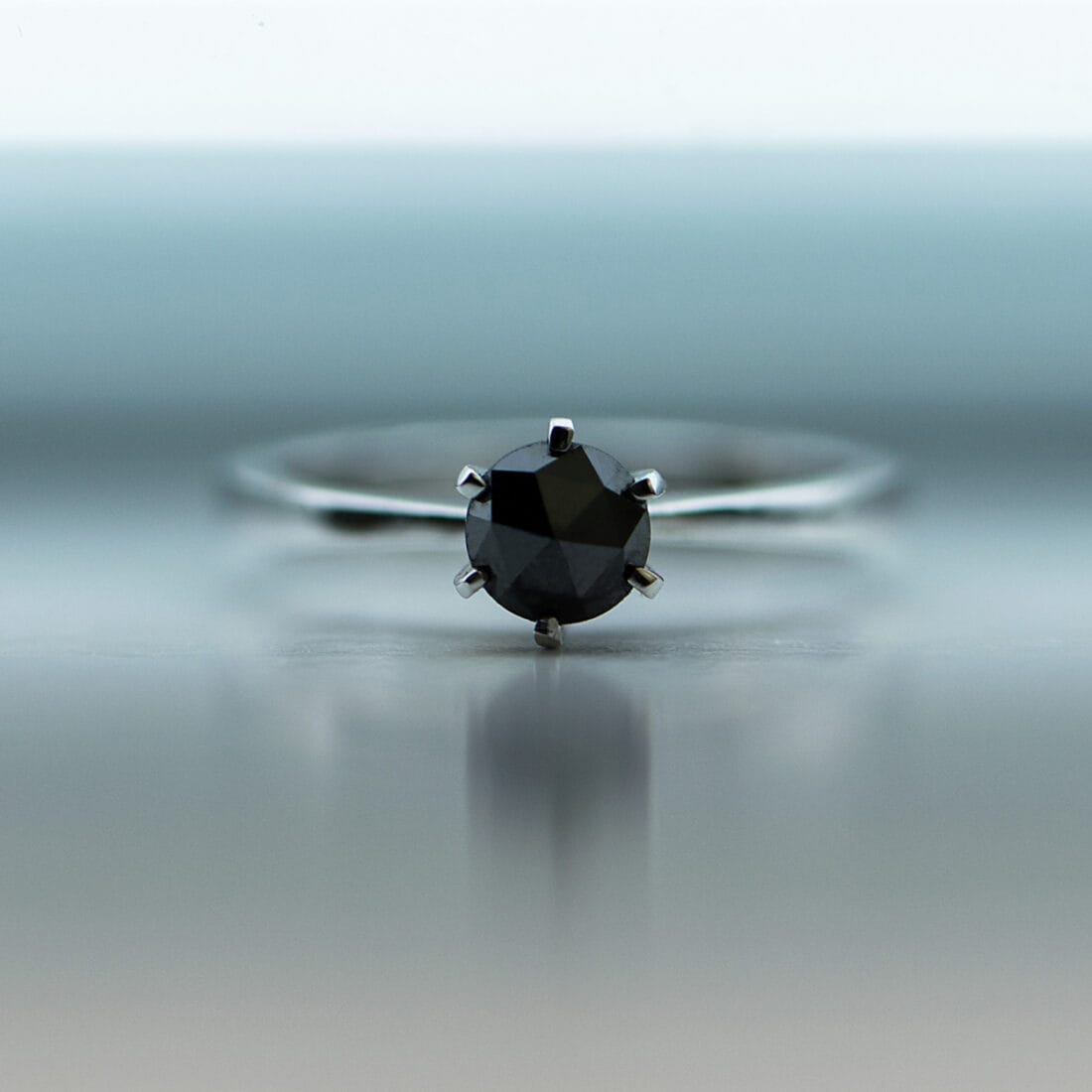 Μονόπετρο με μαύρο διαμάντι ή λευκό brilliant
