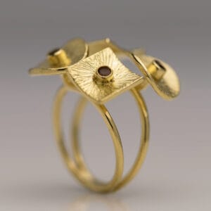 Δαχτυλίδι με τέσσερα γεωμετρικά μοτίφ