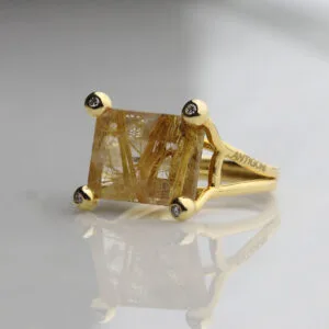 Δαχτυλίδι 18K με χαλαζία και βελόνες ρουτιλίου