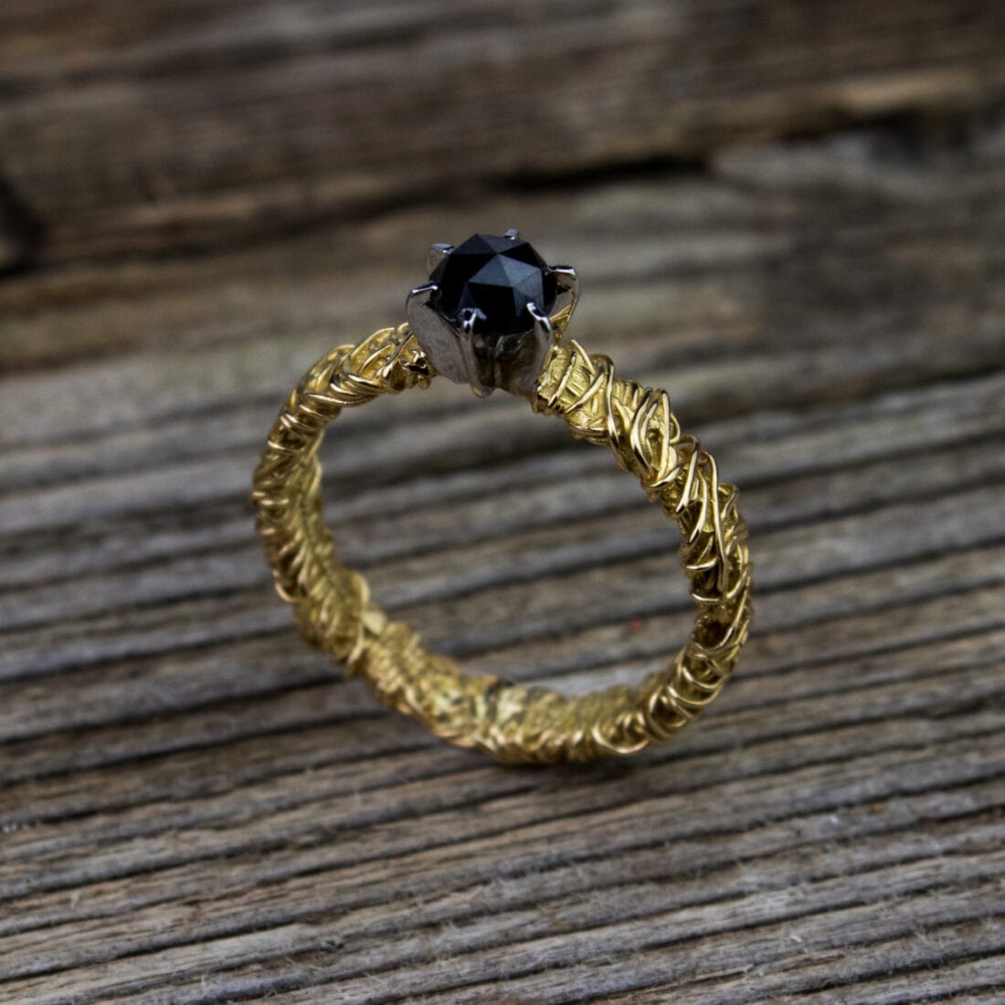 Πλεκτό μονόπετρο δαχτυλίδι