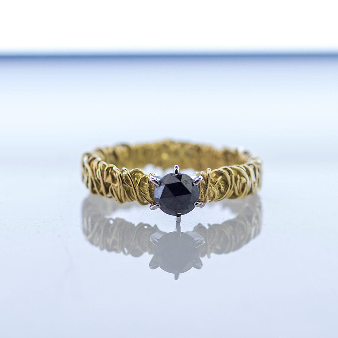 Πλεκτό μονόπετρο δαχτυλίδι