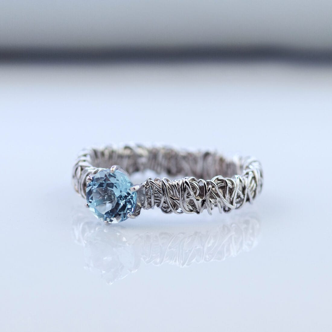 Πλεκτό μονόπετρο δαχτυλίδι