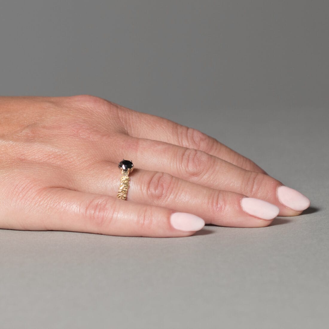 Πλεκτό μονόπετρο δαχτυλίδι