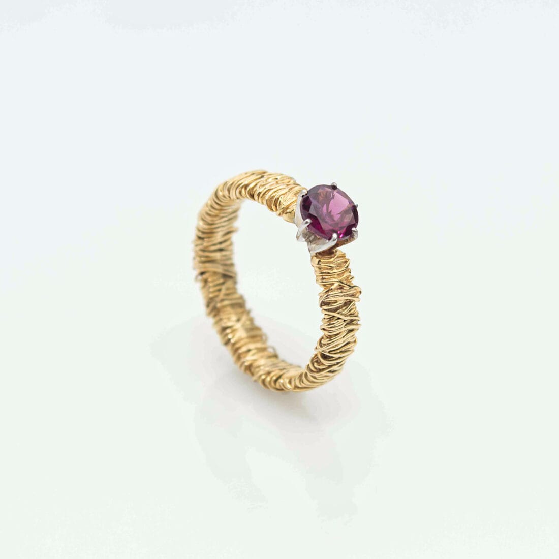 Πλεκτό μονόπετρο δαχτυλίδι