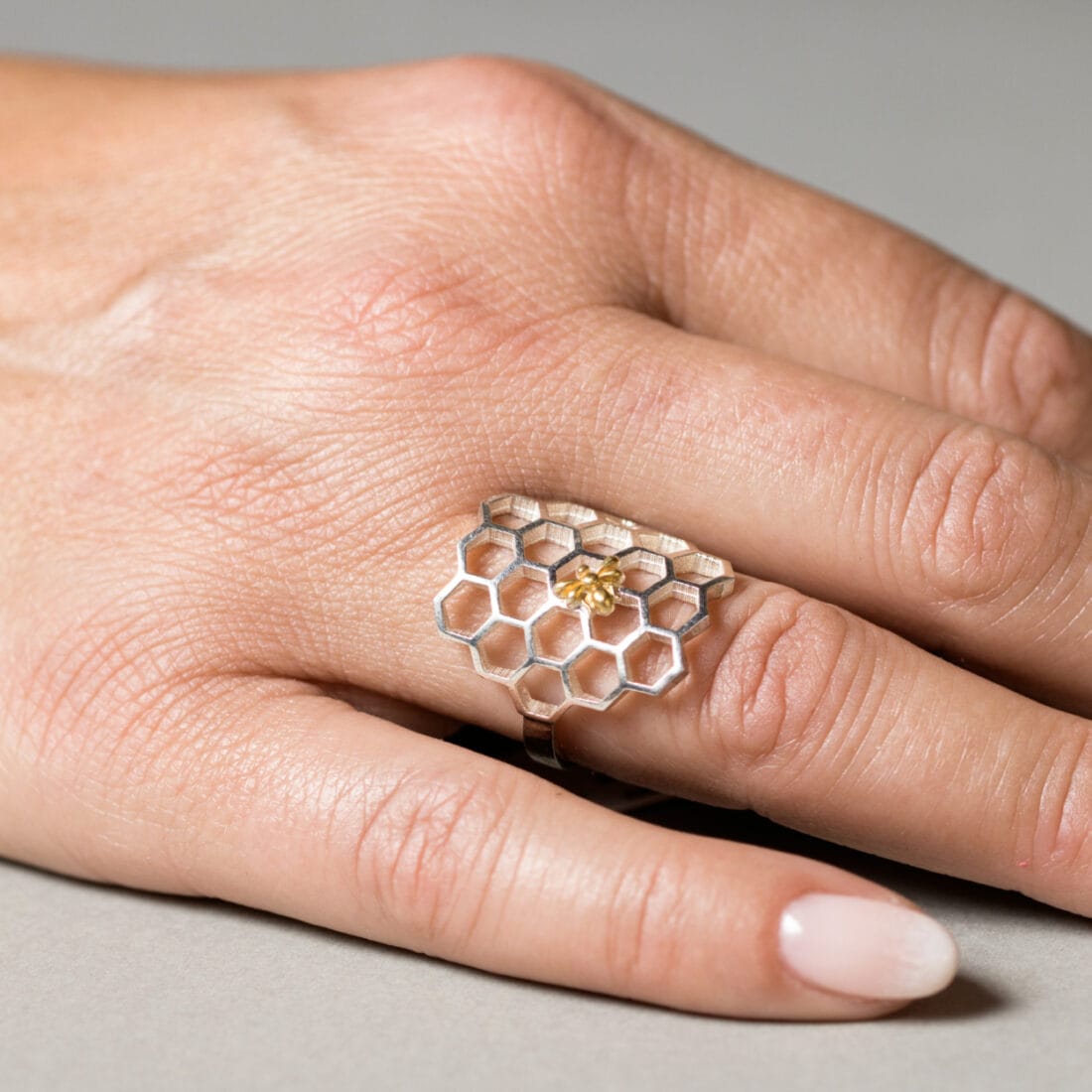 Δαχτυλίδι BEE μεγάλη κυψέλη