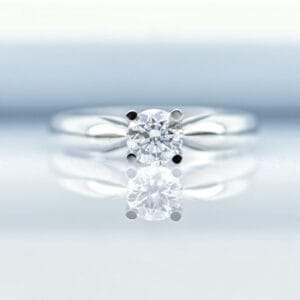 Μονόπετρο δαχτυλίδι