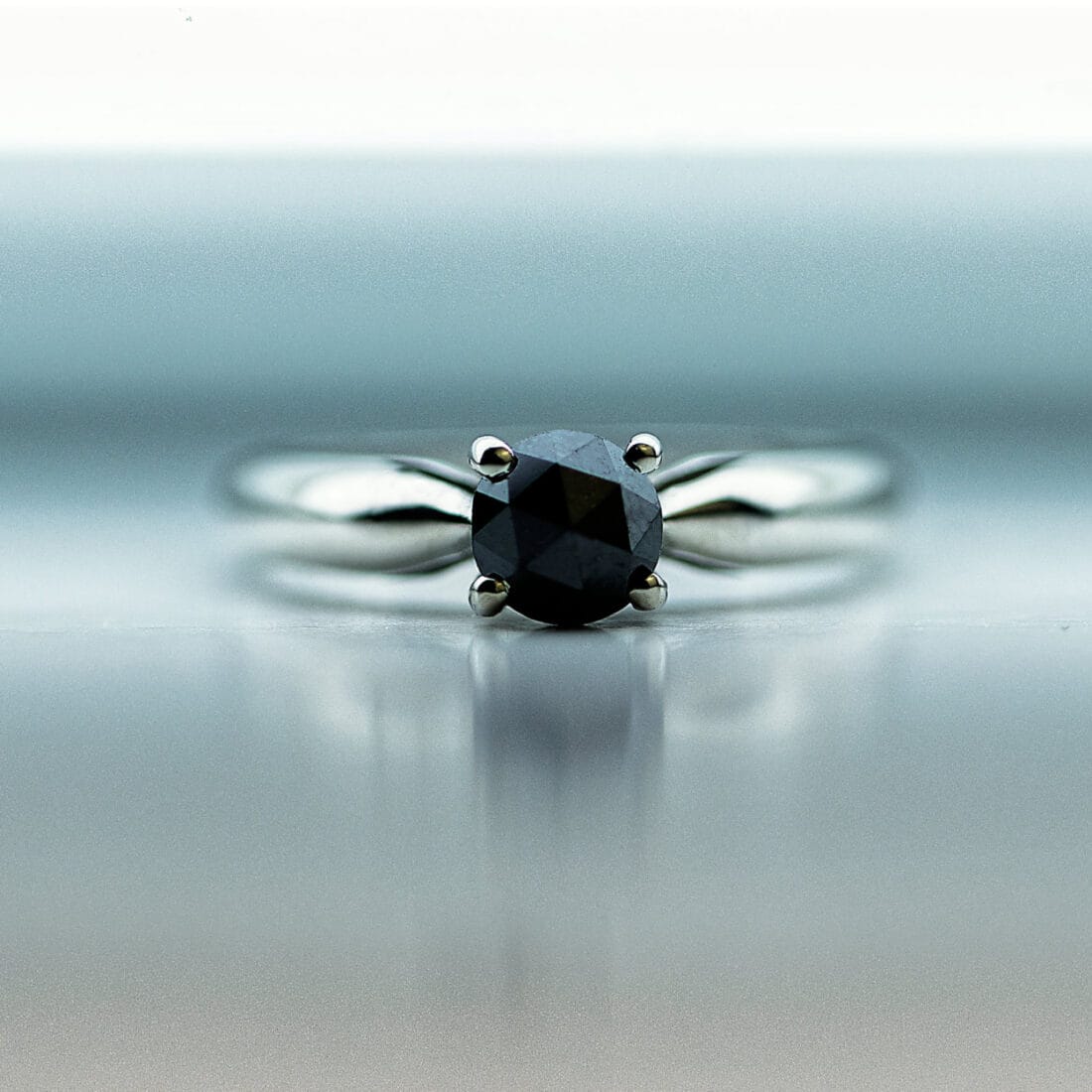 Μονόπετρο δαχτυλίδι