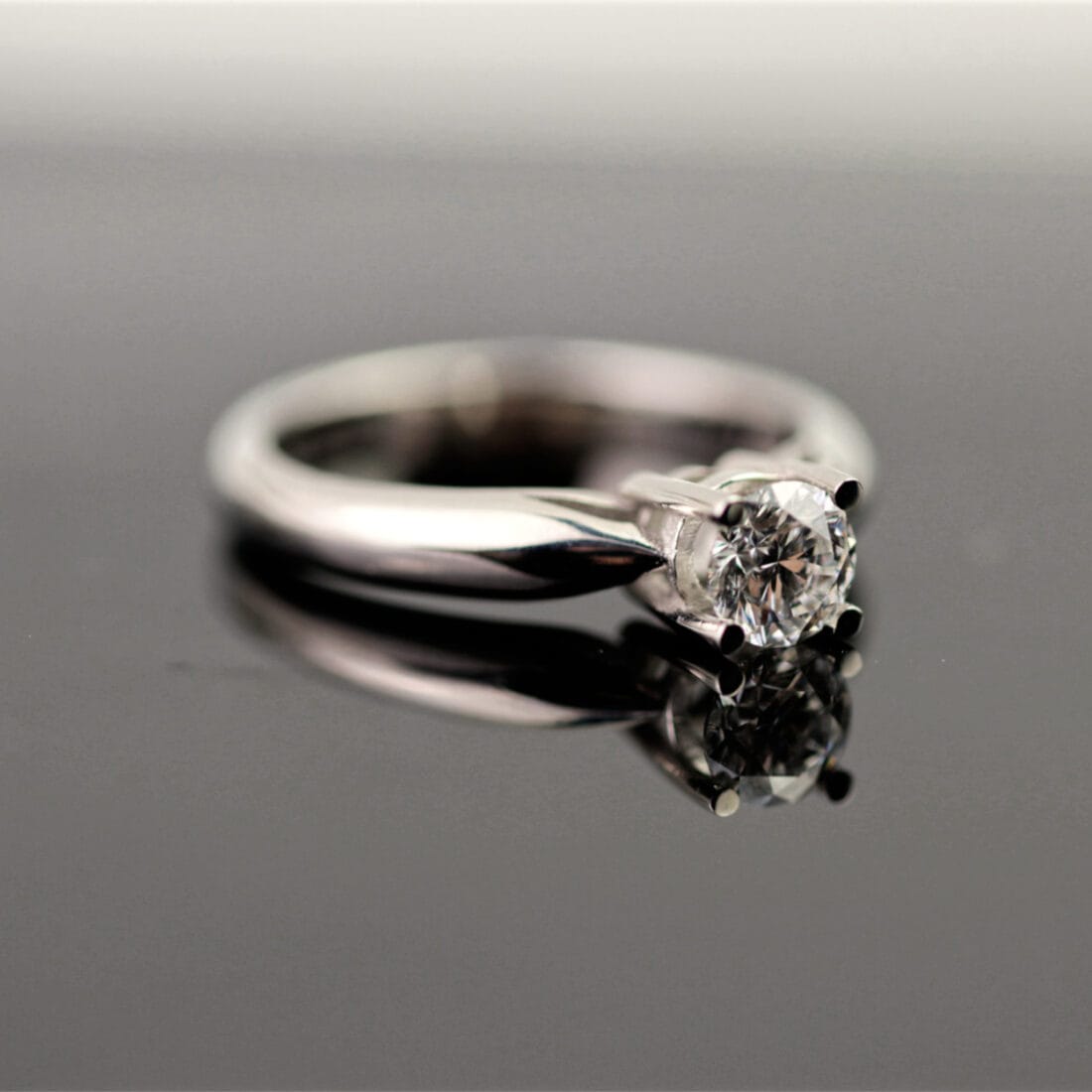 Μονόπετρο δαχτυλίδι